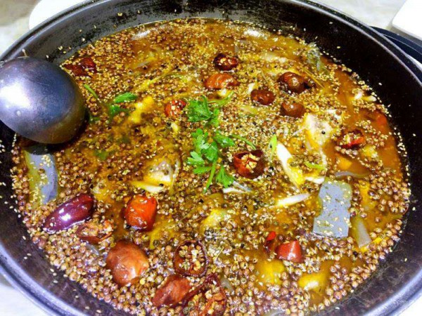 热烈祝贺西宁双椒鱼火锅7月9日盛大开业